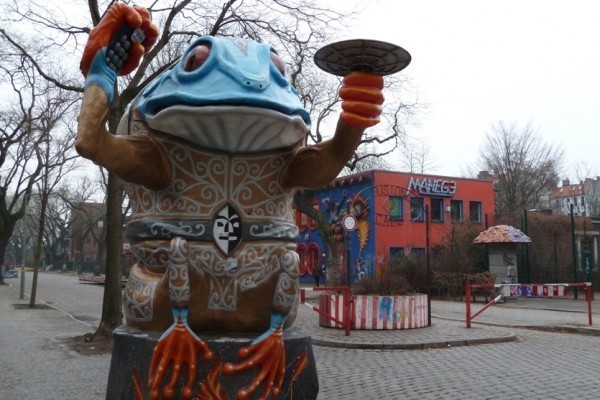 Froschskulpturen am Eingang des “Campus Rütli — CR²” Froschskulpturen am Eingang des “Campus Rütli — CR²”