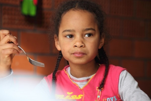 Mädchen beim Mittagessen in einer Schulmensa - Qualität muss Pflicht sein! Mädchen beim Mittagessen in einer Schulmensa - Qualität muss Pflicht sein!