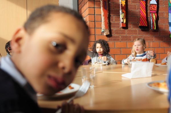 Schüler beim Mittagessen in einer Schulmensa Schüler beim Mittagessen in einer Schulmensa