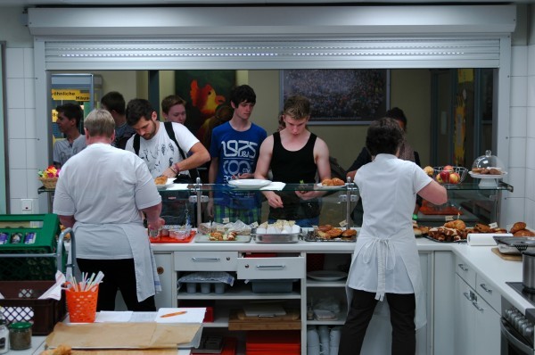 Essensausgabe in der Stadtteilschule Poppenbüttel