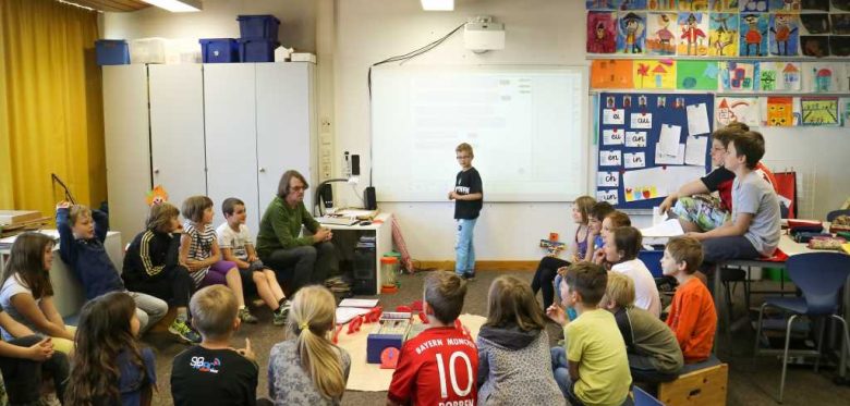 Gemeinsame Reflexion in der Gruppe am Ende der Unterrichtseinheit. (Fotograf: Ulfert Engelkes)