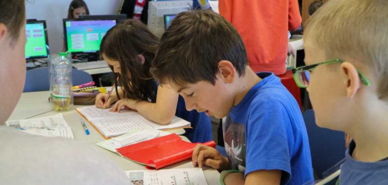 “Wir üben gemeinsam“: Ältere Schüler unterstützen die Jüngeren in ihrer freien Lernzeit. (Fotograf: Ulfert Engelkes)