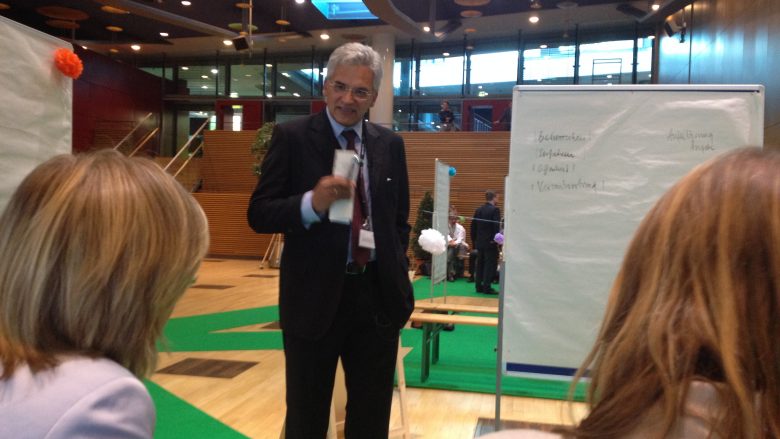 Das Bild zeigt den Bürgermeister von Ulm in der Diskussion mit dem Publikum.
