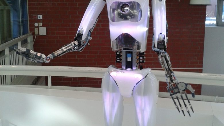 Das Foto zeigt einen Roboter, der dem Menschen schon sehr nahe kommt. 
