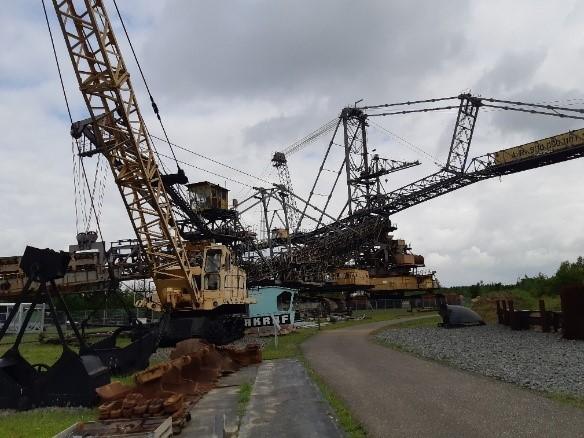 Im Tagebautechnikpark am Markkleeberger See, ehemaliger Tagebau Espenhain, arbeiten ehemalige Tagebauarbeiter ehrenamtlich an der Reparatur und Instandhaltung der Maschinen. ( © C. Richter).